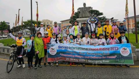 Group photo of South Korea bike ride 2023